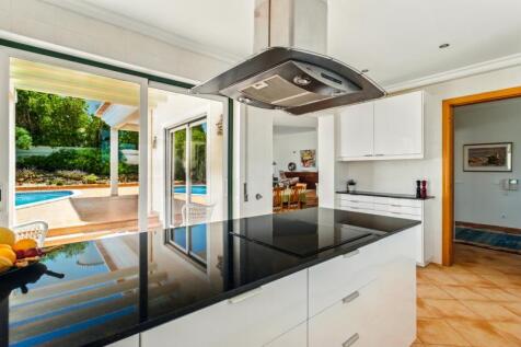 8 KITCHEN (2).jpg
