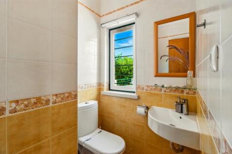 17 BATHROOM (2).jpg