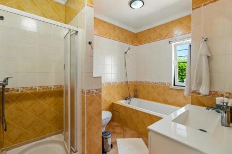 20 BATHROOM (2).jpg