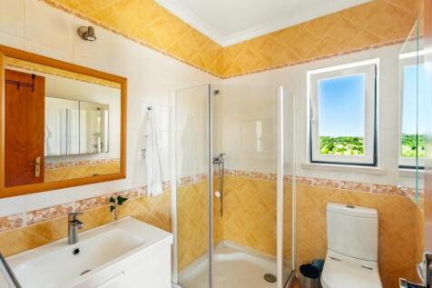 28 BATHROOM (2).jpg