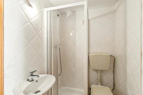 44 BATHROOM (2).jpg