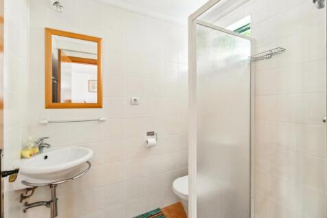 46 BATHROOM (2).jpg