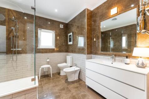 11 bathroom.jpg