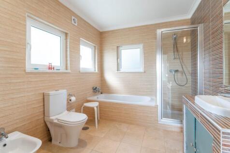 22 bathroom.jpg