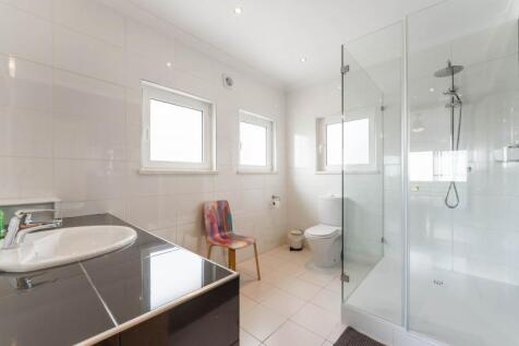 24 bathroom.jpg