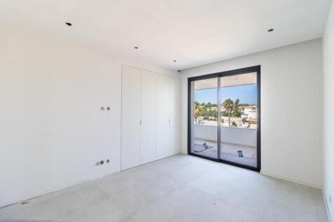 13 BEDROOM.jpg