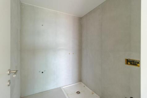 10 BATHROOM (2).jpg