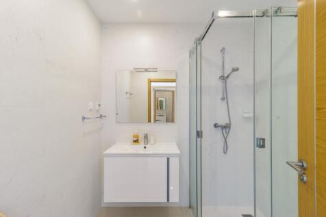 15 BATHROOM.jpg