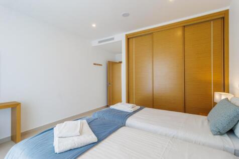 25 BEDROOM.jpg