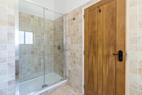 BATHROOM BEDROOM 4B.jpg