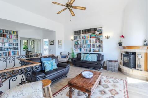 LIVING ROOM 2.jpg