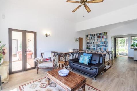 LIVING ROOM 3.jpg