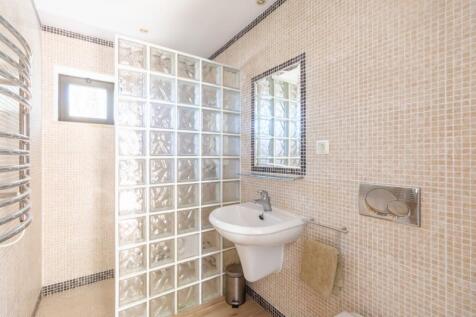 BATHROOM BEDROOM 3A.jpg