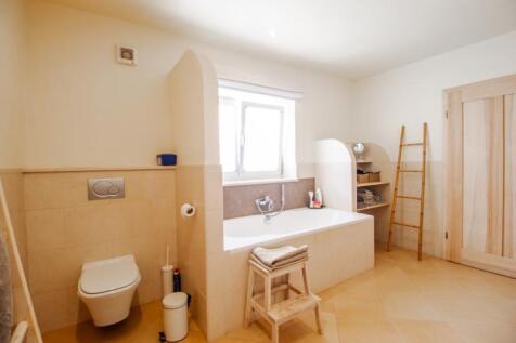 Bathroom_3_a (Large).jpg