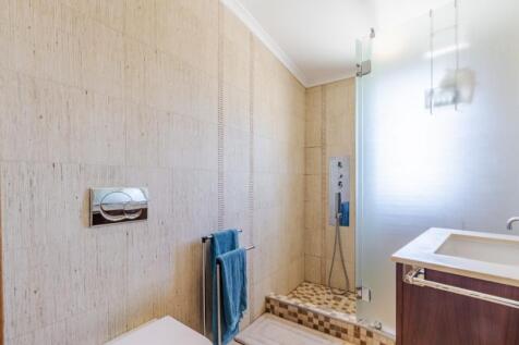 BEDROOM 2 BATHROOM (Large).jpg