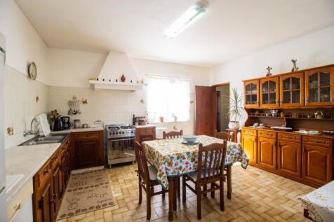 Kitchen (Large).jpg