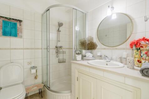 25 BATHROOM.jpg