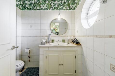 29 BATHROOM.jpg