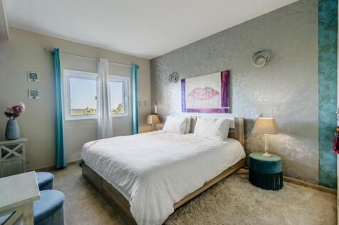 30 BEDROOM.jpg