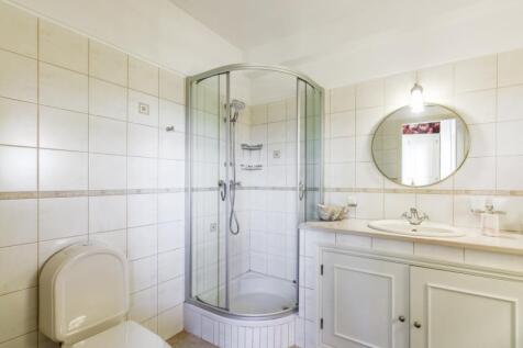 35 BATHROOM.jpg