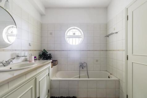 36 BATHROOM.jpg