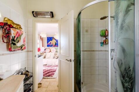 43 BATHROOM.jpg