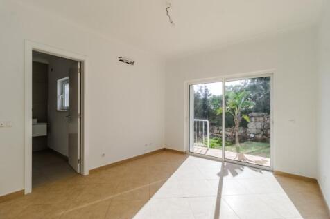 11 BEDROOM.jpg