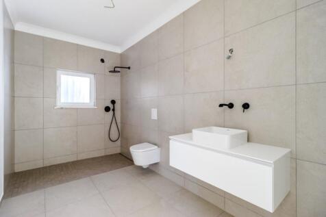 16 BATHROOM.jpg