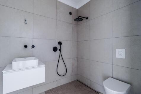 18 BATHROOM.jpg
