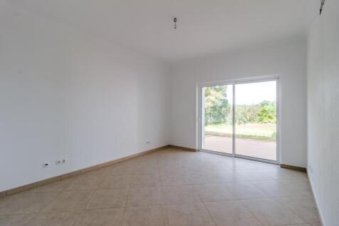 21 BEDROOM.jpg