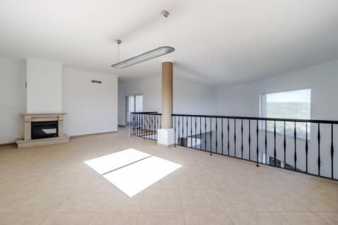 27 LIVING ROOM.jpg