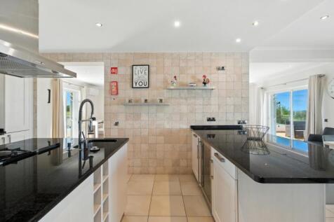 11 KITCHEN.jpg