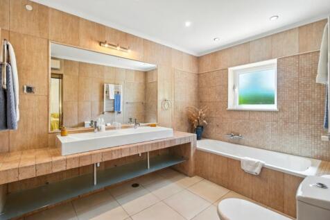 38 BATHROOM.jpg