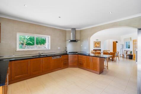 5 KITCHEN.jpg