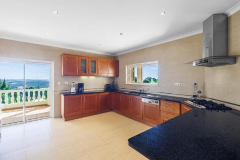 6 KITCHEN.jpg