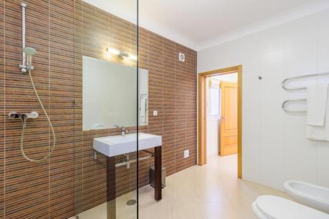 10 BATHROOM.jpg