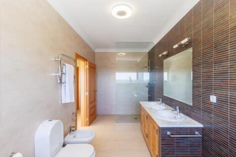 19 BATHROOM.jpg