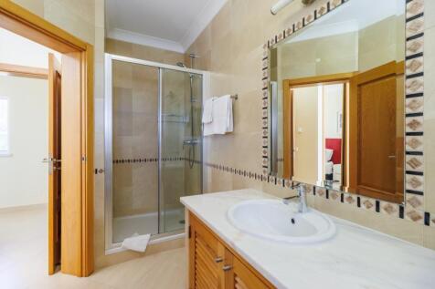 24 BATHROOM.jpg