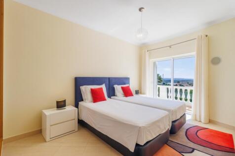 26 BEDROOM.jpg