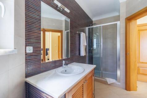 30 BATHROOM.jpg