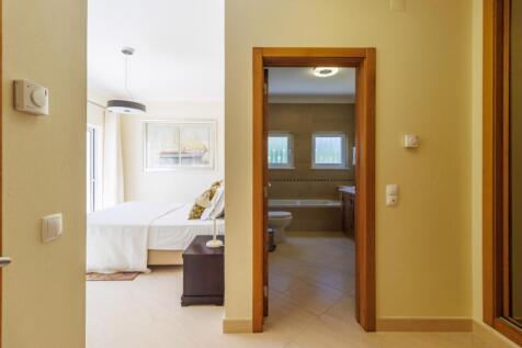 31 BEDROOM.jpg