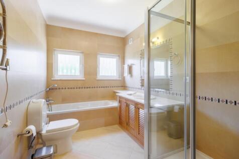 34 BATHROOM.jpg