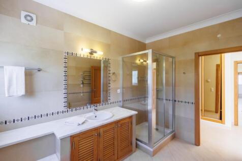 35 BATHROOM.jpg