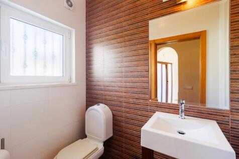 47 BATHROOM.jpg