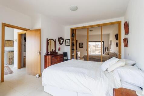 22 bedroom.jpg