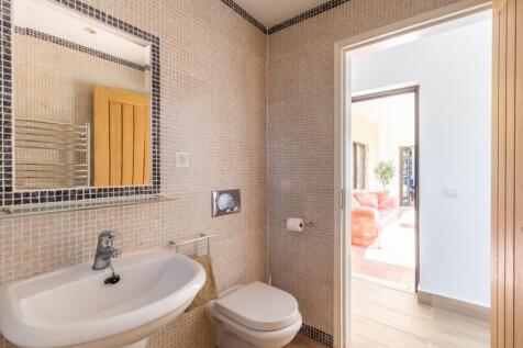 BATHROOM BEDROOM 3B.jpg