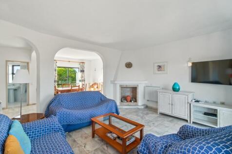3 LIVING ROOM.jpg
