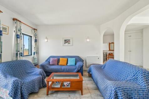 5 LIVING ROOM.jpg