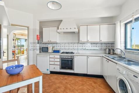 12 KITCHEN.jpg