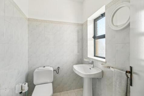 16.1 BATHROOM.jpg